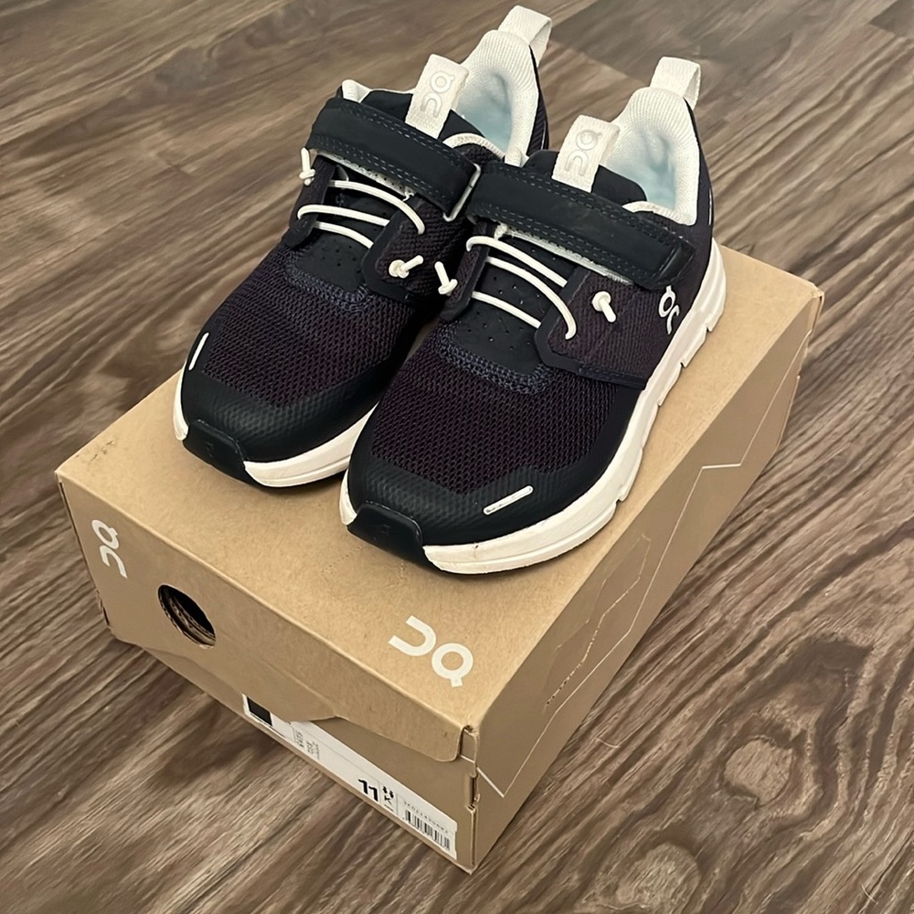 Worn for 5 Minutes Navy Kids OnCloud Size 11 Toddler Midnight White